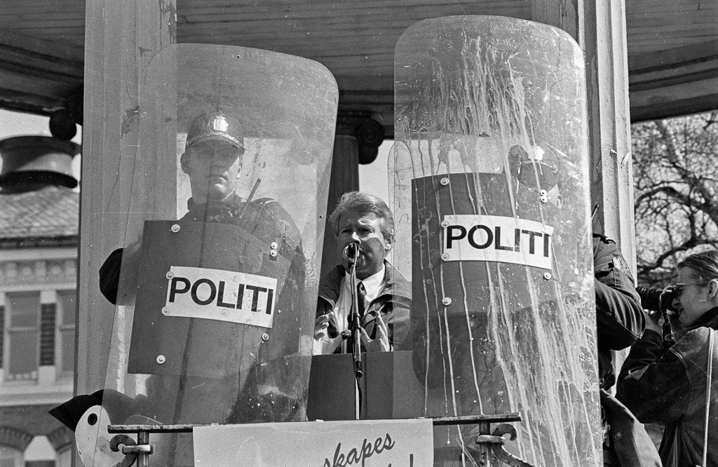 Carl I. Hagen forsøker å holde 1. mai-tale i Birkelunden, 1995