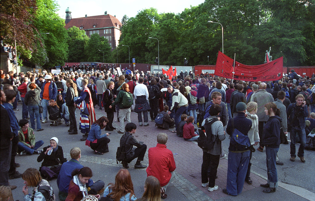 Tilreisende demonstranter gjerdet inne med kontainere første dag