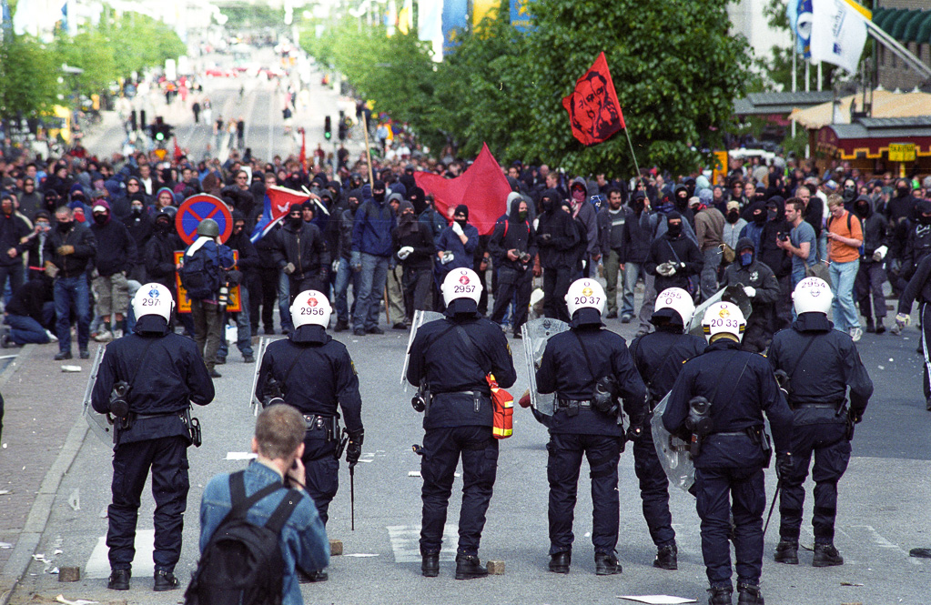 Politiet splitter demonstrasjonen og skyver Black Block ut i Avenyen