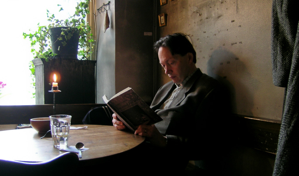 Horace Engdahl - ansvarlig for Nobels litteraturpris - på kafe i Stockholm