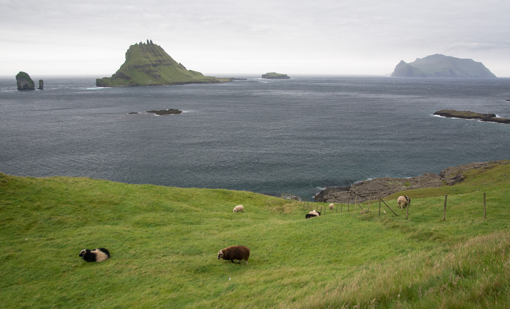Mykines, til venstre, er øya lengst vest på Færøyene.