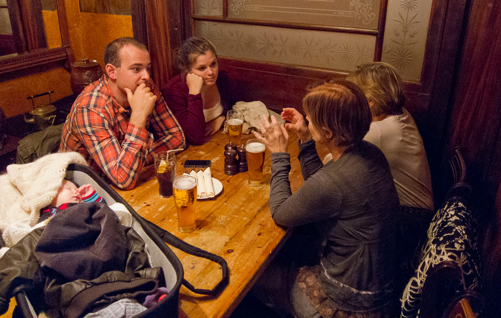 Søndag formiddag på Holly bush pub i London, m Andreas, Mari, Trude, Øyunn og Einar.