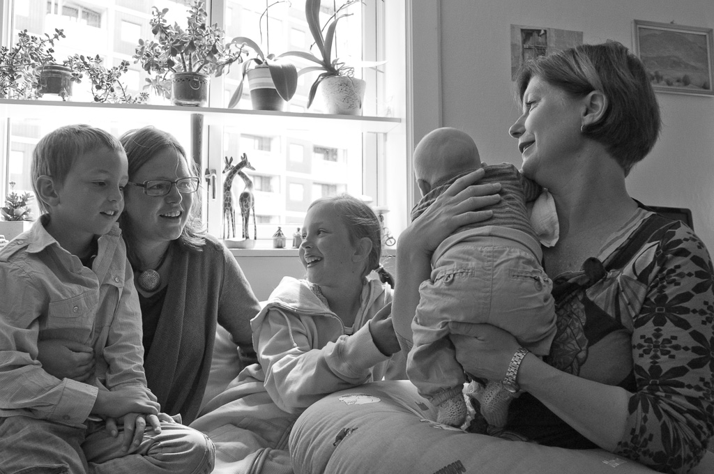 Einar, Hanne, Nora besøker lille-einar og Øyunn