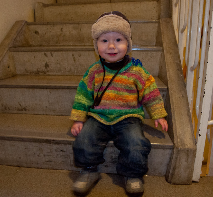 Einar vil sitte i trappa.