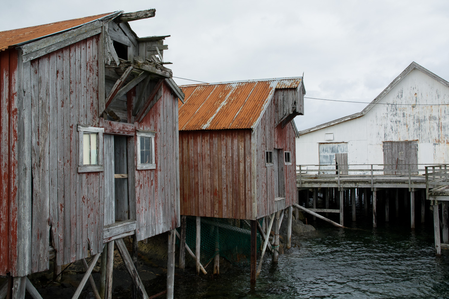 Gammelt fiskemottak på Husvær // Old port in Husvær