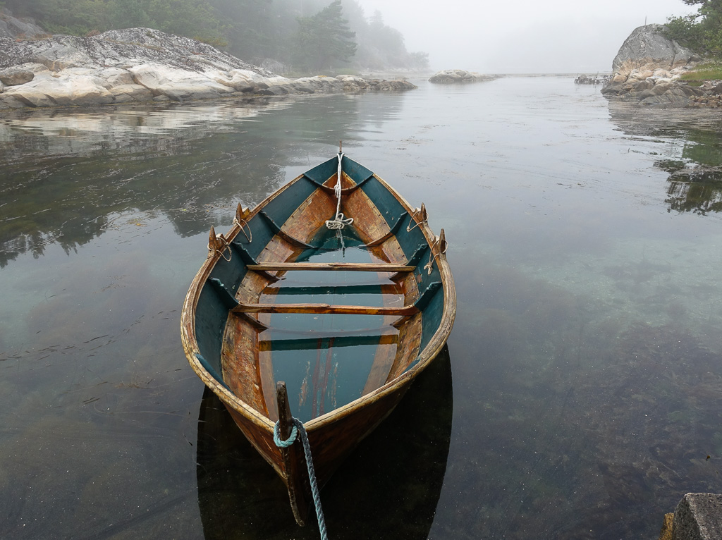 Hjelmsund, med Grunnesund og fastlandet i bakgrunnen